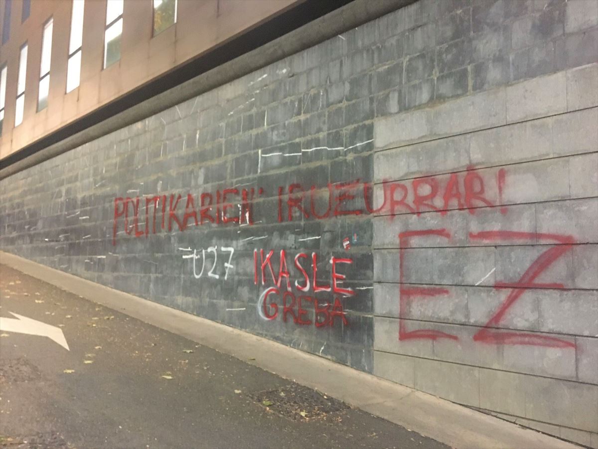 Pintadas en el Departamento de Educación de Navarra.