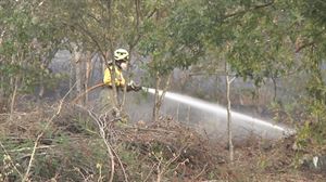 Suhiltzaileak lanean ari dira Balmasedako sutea berriro berpiztu ez dadin