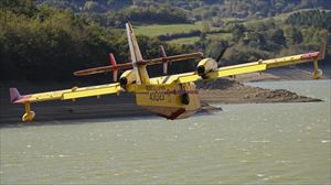 Baldintza meteorologikoen hobekuntzari esker, hegazkinak hasi dira Balmasedako sutean lanean
