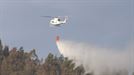 El fuerte viento dificulta la labor de los medios aéreos en la extinción del incendio en el Valle de Mena