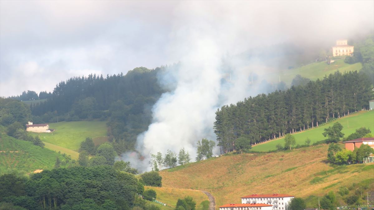 Imagen de archivo de un incendio en Urretxu. Foto: Lázaro González.