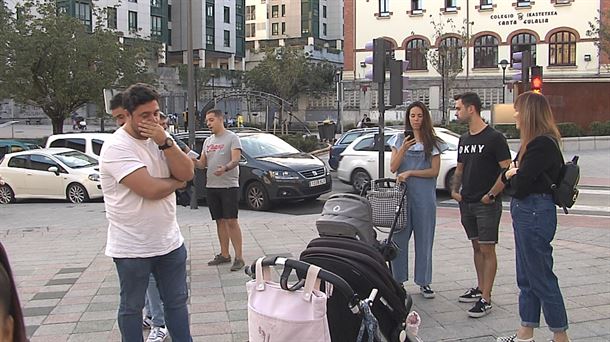 Padres y madres de los niños/as que no recibieron sus vacunas en Kabiezes. Imagen: EITB Media.