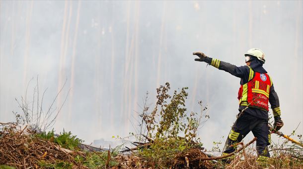 Un bombero trabaja en un incendio en Bizkaia. Foto: Efe