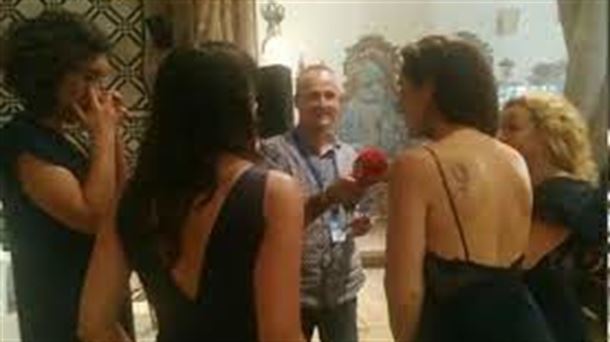 Roberto Moso habla con Amara Quartet en el atrio del Convento de Jesús , Setúbal (Portugal)         