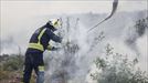 Bomberos actúan en el incendio de Berango. Foto: EFE title=
