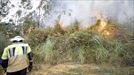 Un bombero en el incendio de Berango. Foto: EFE title=