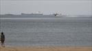 Un avión anfibio cargando agua en la playa de Ereaga. Foto: EFE title=