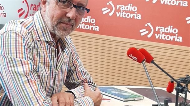 Fernando Gómez en los estudios de Radio Vitoria.