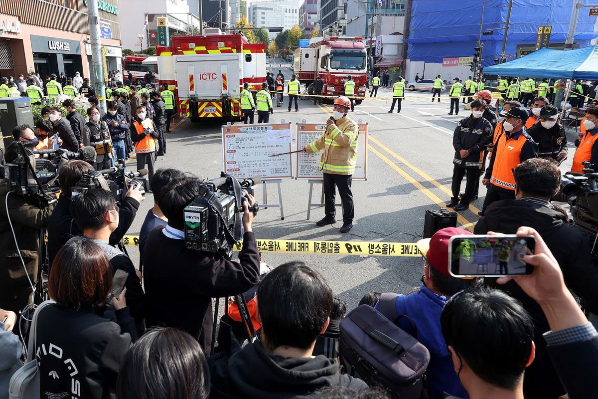 El responsable de los bomberos ofreciendo explicaciones a los medios de comunicación.Foto: EFE