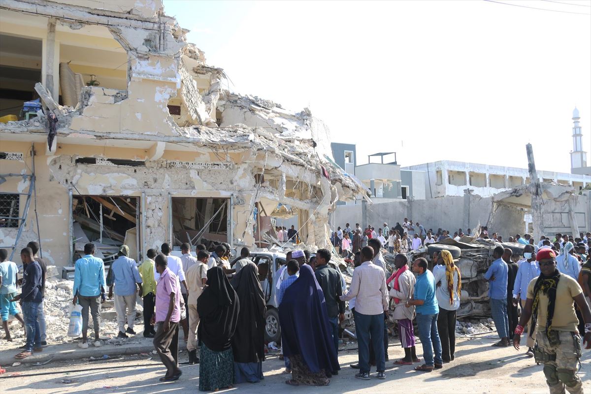 Decenas de ciudadanos observan los destrozos de los atentados en Modadiscio. Foto: EFE