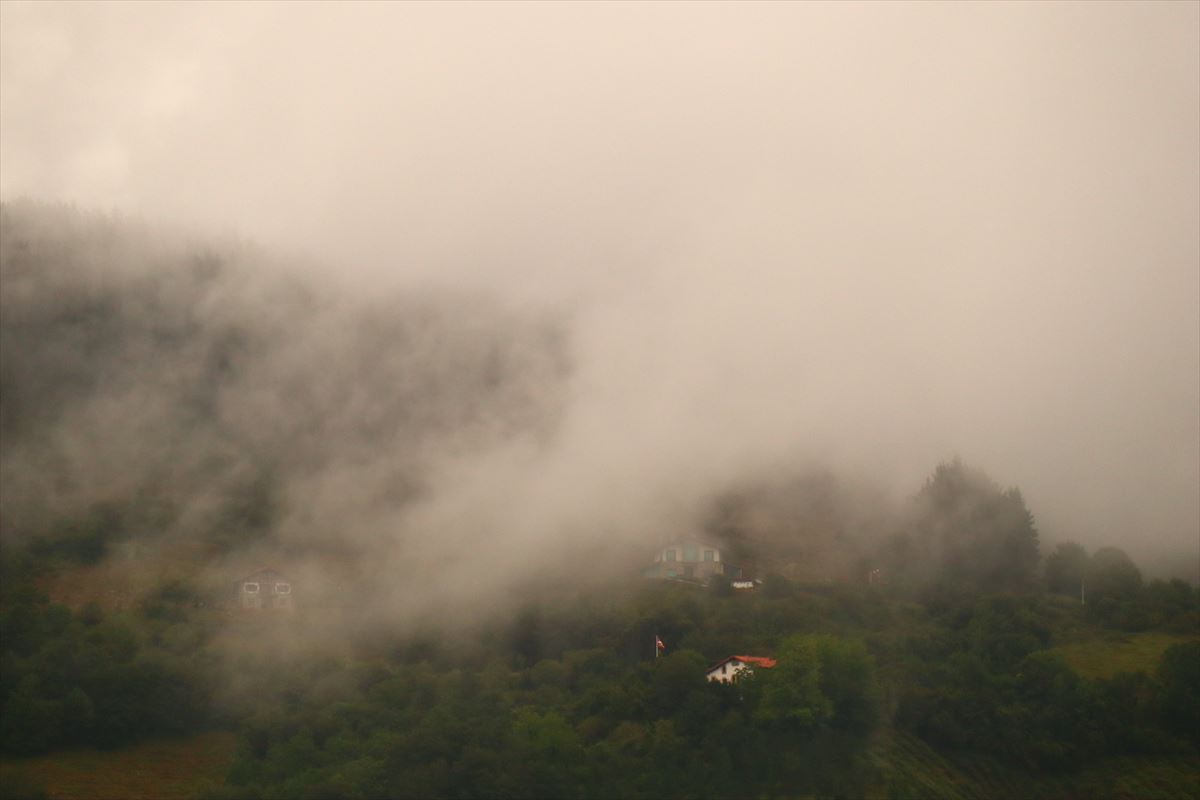 Garai (Bizkaia), entre nieblas. Foto: Txaro Ortiz de Zarate Uranga