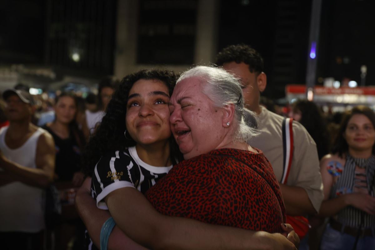 Dos mujeres simpatizantes de Lula, miran con esperanza los resultados. 