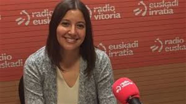 Isabel Mellén en los estudios de Radio Vitoria.