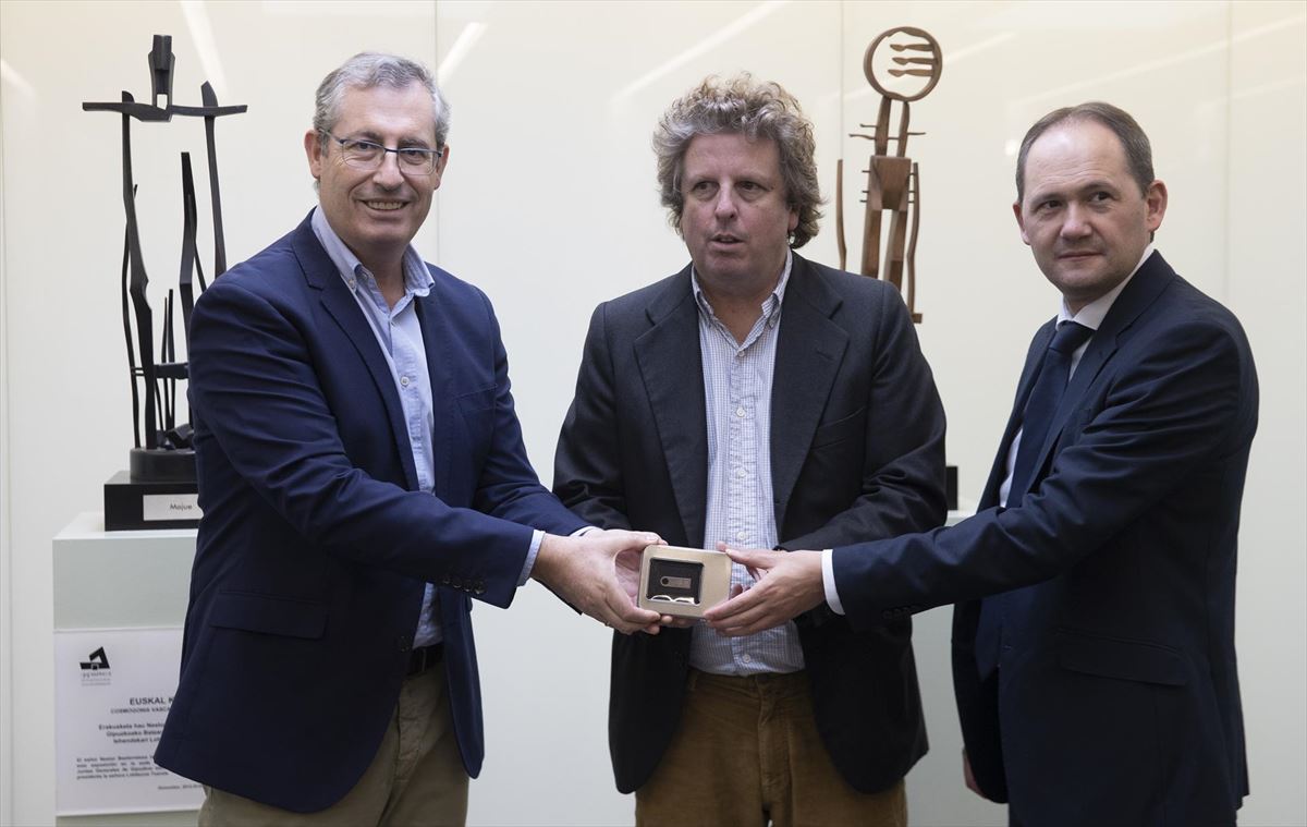 Markel Olano, hoy en San Sebastián, acompañado de Xabier Ezizabarrena y Jokin Perona. Foto: EFE