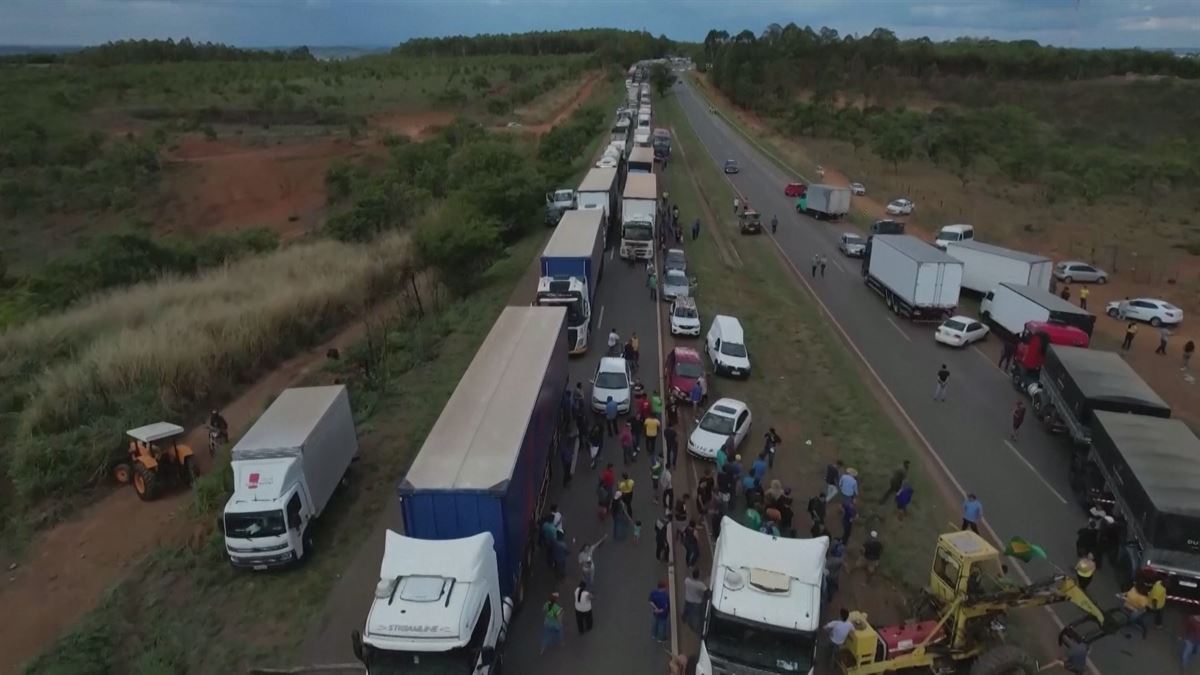 Carretera bloqueada. Imagen obtenida de un vídeo de Agencias.