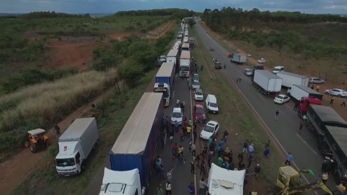 Bolsonaroren aldeko kamioilariek Brasilgo errepideak blokeatu dituzte Lularen garaipenaren aurka