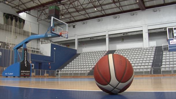 Un balón de baloncesto en el pabellón Josean Gasca de San Sebastián. Foto: EITB