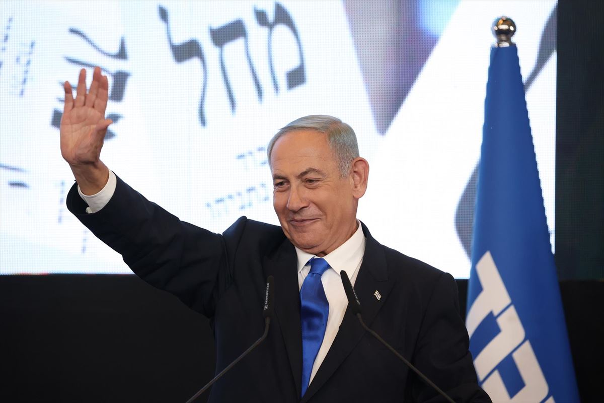 Netanyahu, bart gauean jarraitzaileen aurrean egindako ekitaldian. 