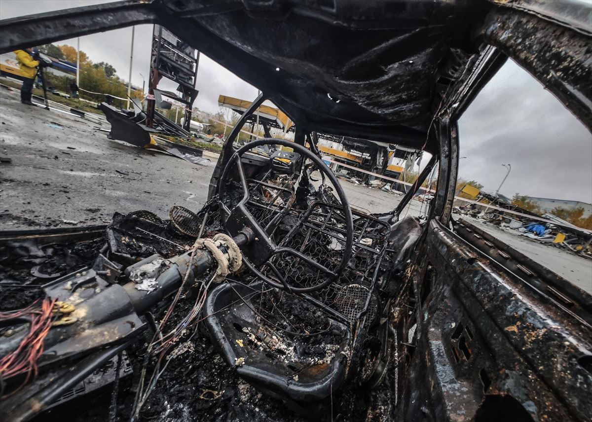 Interior de un vehículo atacado en Dnipro (Ucrania). Foto: EFE.