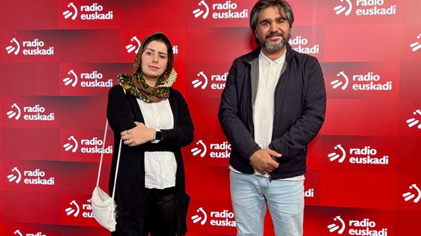 La jueza Nazima Nezrabi y el traductor Asghar Yawar en Radio Euskadi