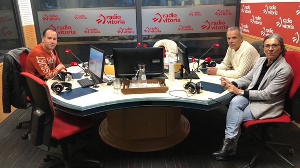 Carlos Rueda, Txema Sánchez y Amalia Andrés en los estudios de Radio Vitoria