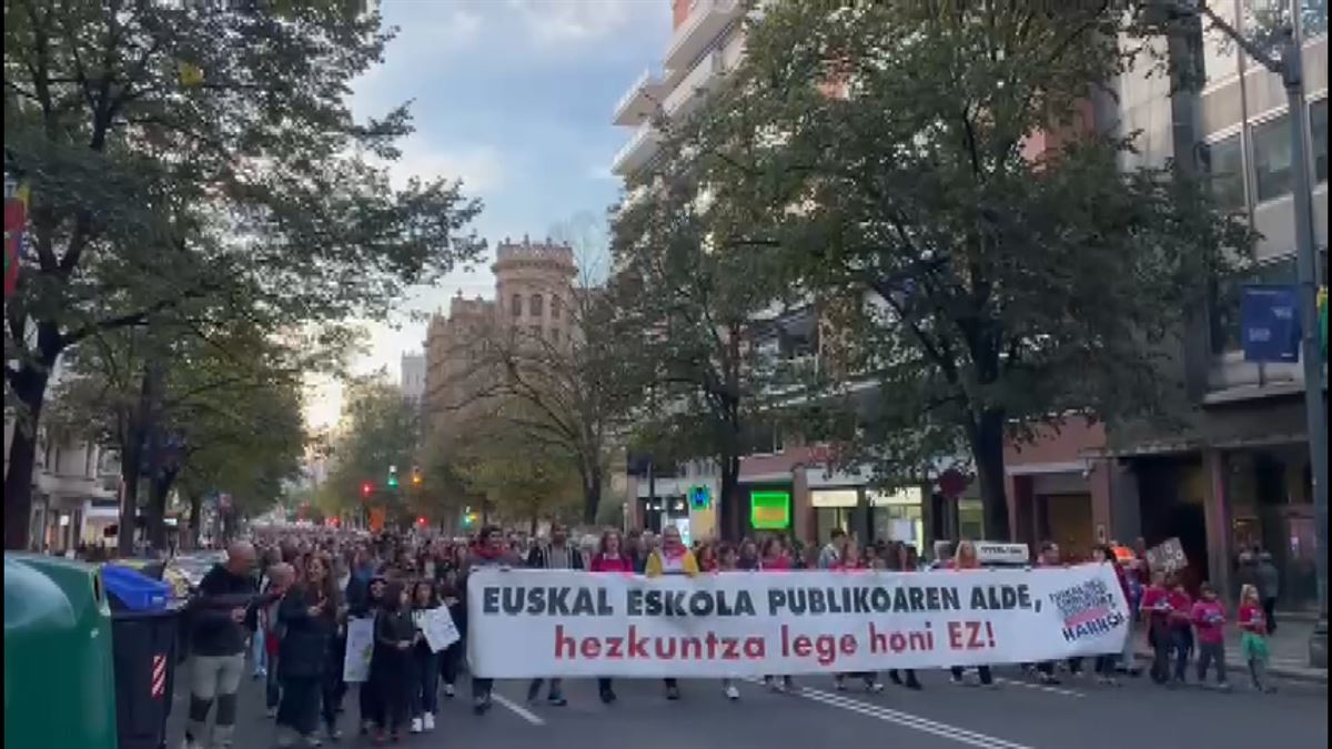 Cabeza de la manifestación de hoy en Bilbao. Foto: EFE