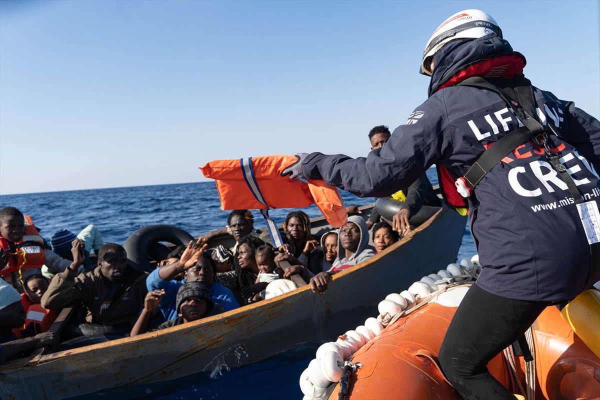 Imagen de archivo de otro rescate de migrantes en el Mediterráneo. Foto: EFE