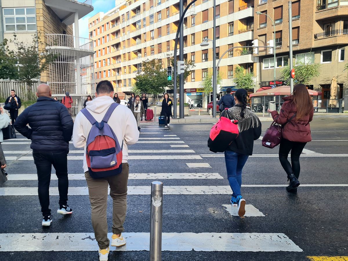 Gente paseando en Bilbao
