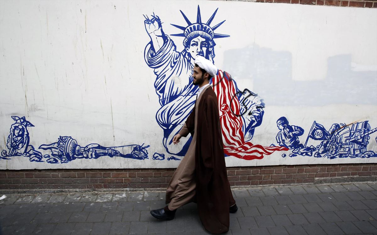 Un clérigo camina por las calles de Teherán. Foto de archivo: EITB Media