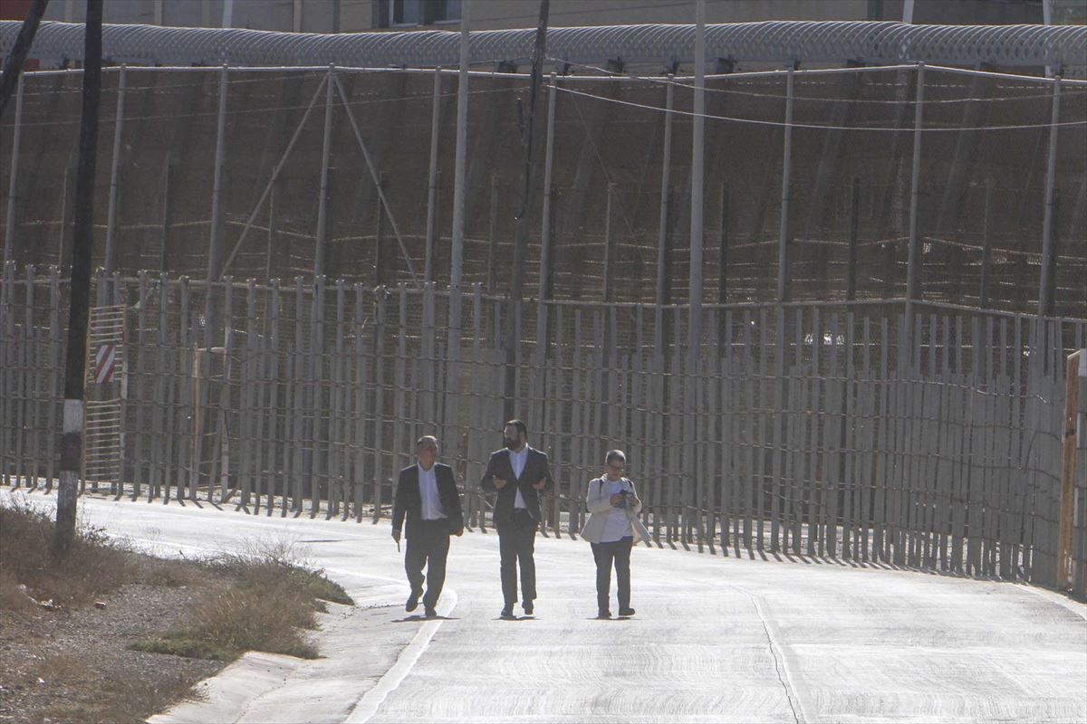 Tres diputados de UP, EH Bildu y ERC en la frontera de Melilla. Foto: EFE