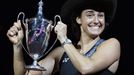 La francesa Caroline Garcia triunfa en las finales de la WTA