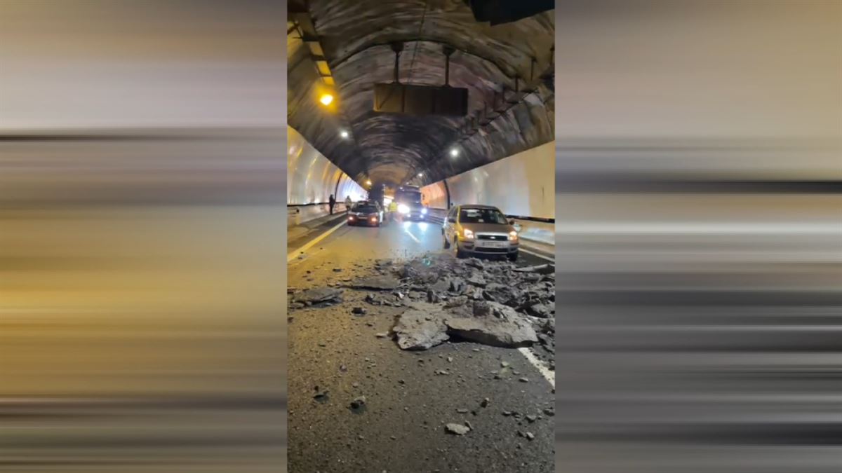 El túnel de Lesarri, con el techo caído, en una imagen captada por los conductores