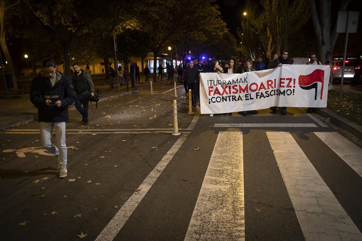 Pancarta de la manifestación del viernes por la noche en el barrio de Iturrama. Foto: EFE