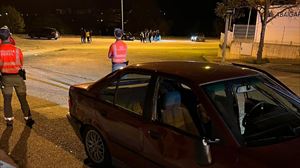 Gidari mozkor batek lau pertsona harrapatu ditu auto-lasterketa ilegal batean, Uharten