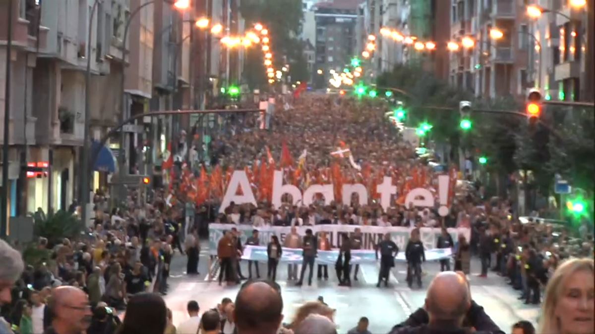 Comienza la marcha de EH Bildu en Bilbao, bajo el lema ''Abante! Euskal Olatua Geldiezina''