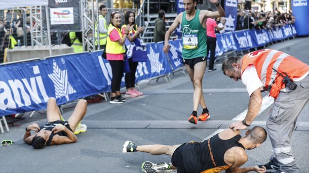 Dos corredores, exhaustos, a su llegada a meta. Foto: EFE