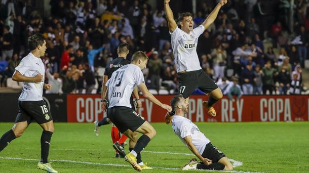 Jugadores del Real Unión celebrando el gol de la victoria