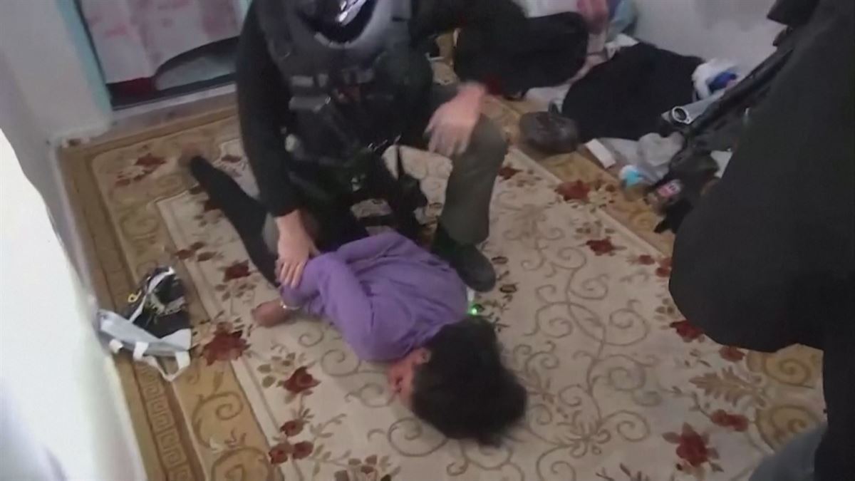 Momento de la detención. Imagen obtenida de un vídeo de Agencias.