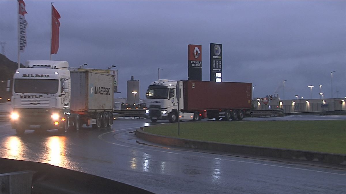 Camiones en el Puerto de Bilbao. Imagen obtenida de un vídeo de EITB Media.