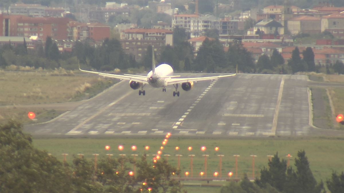 Avión aterrizando en Loiu. Imagen obtenida de un vídeo de EITB Media.