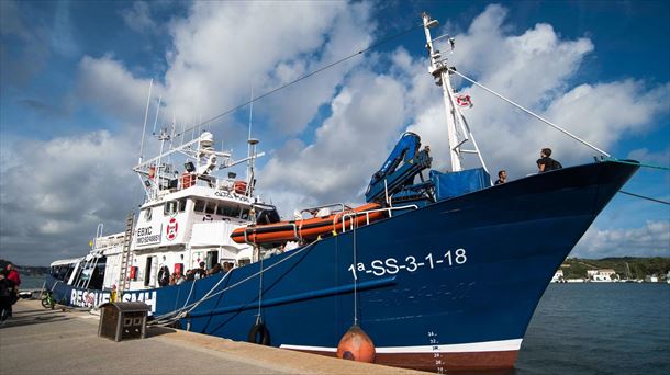 El buque de rescate Aita Mari amarrado en el puerto