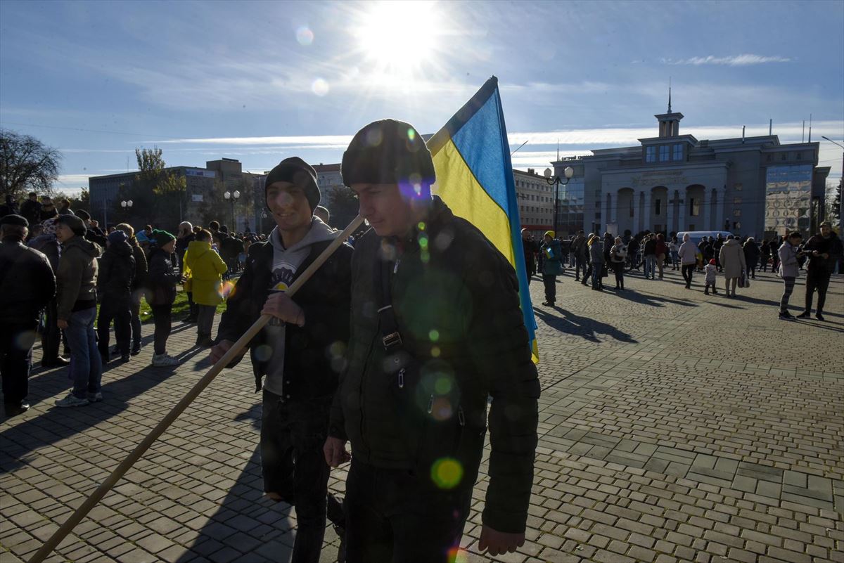 Varias personas celebran que Ucrania ha recuperado la ciudad de Jersón. Foto: EFE.