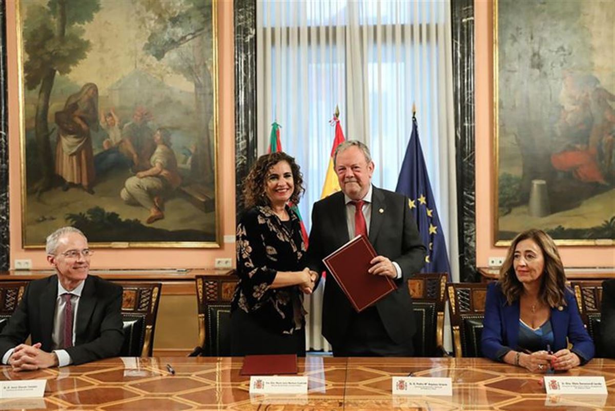 La ministra de Hacienda, María Jesús Montero y el consejero de Economía, Pedro Azpiazu. EFE