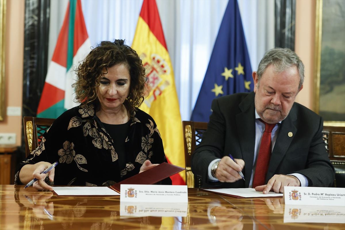 La ministra de Hacienda, María Jesús Montero y el consejero de Economía, Pedro Azpiazu