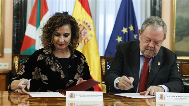 La ministra de Hacienda, María Jesús Montero y el consejero de Economía, Pedro Azpiazu