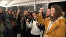 Hitzez ekiteko garaia: Euskaraldiaren pinak jada jantzi dituzte hiriburuetan!