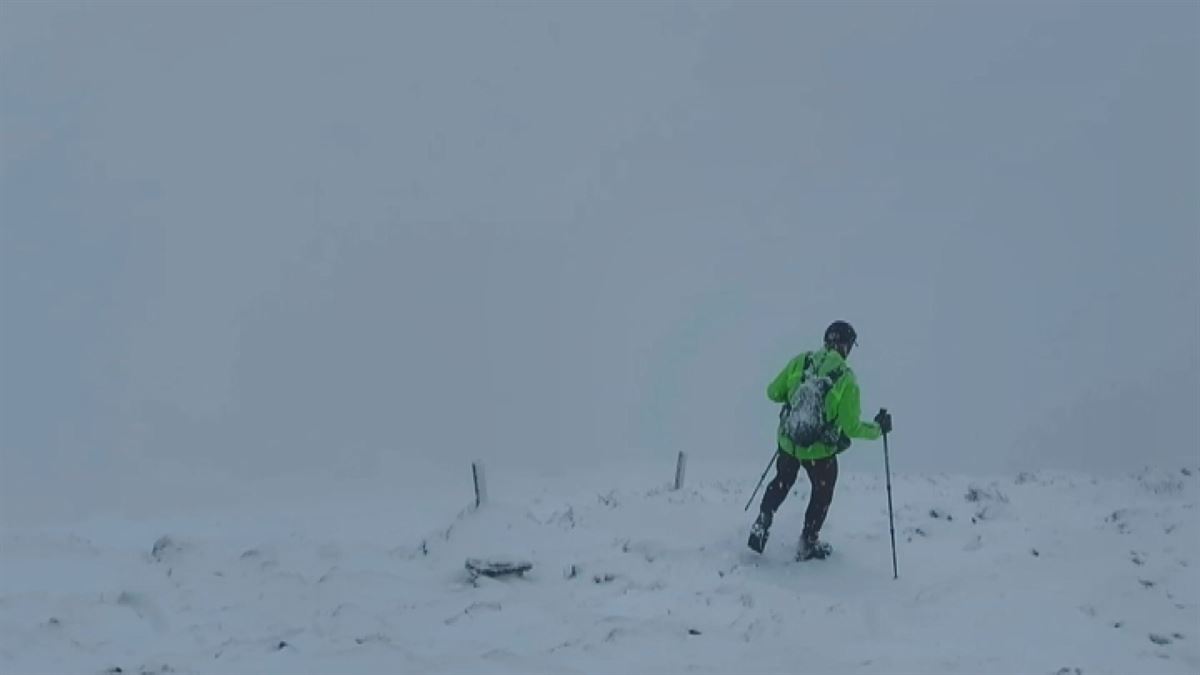 Una persona esquiando en el monte Txindoki. Imagen cogida de un vídeo de EITB Media. 
