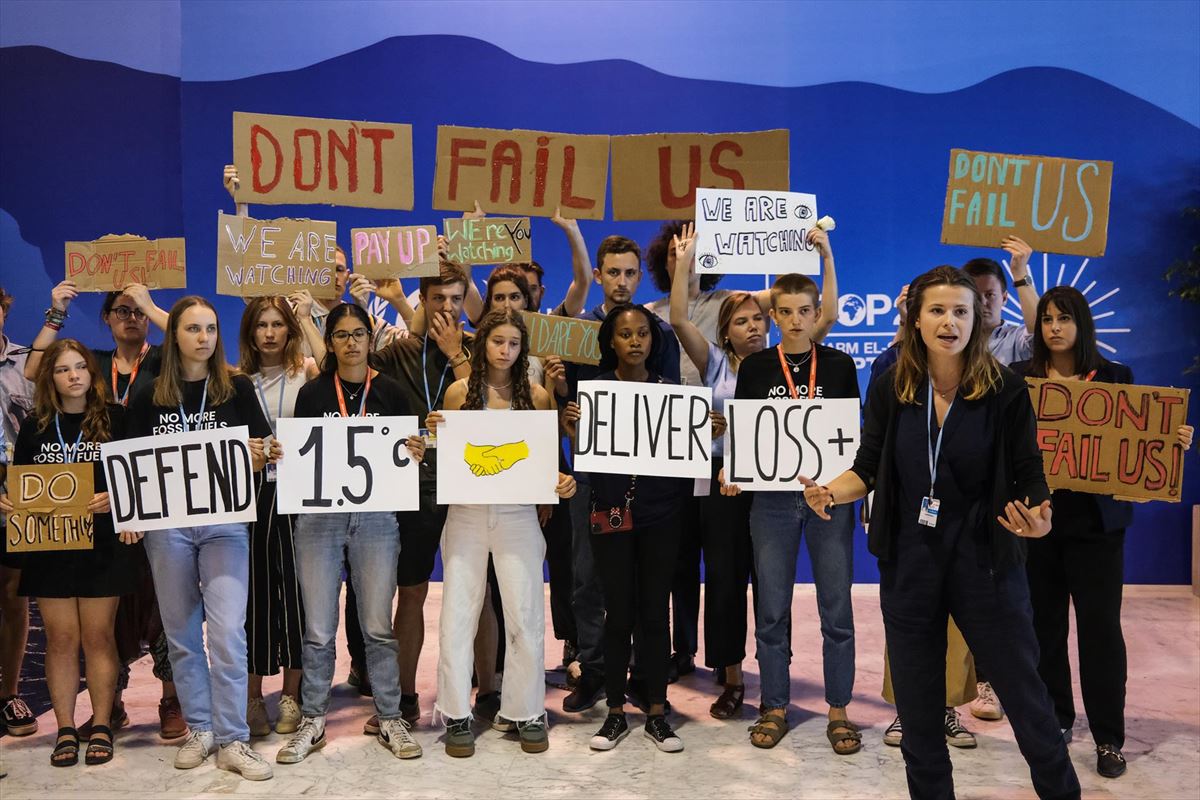 Jóvenes activistas protestan en la COP27. Foto: EFE