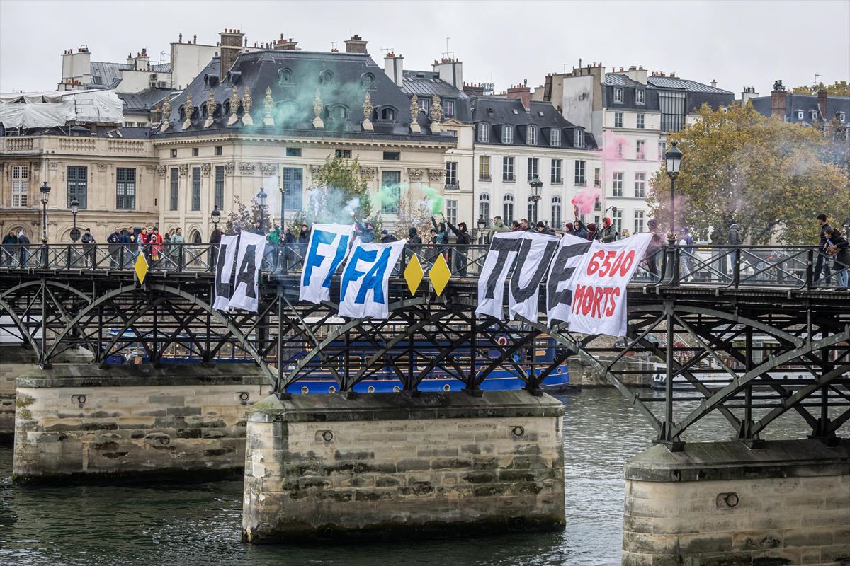 Pancarta en el Pont des Arts. Foto: EFE