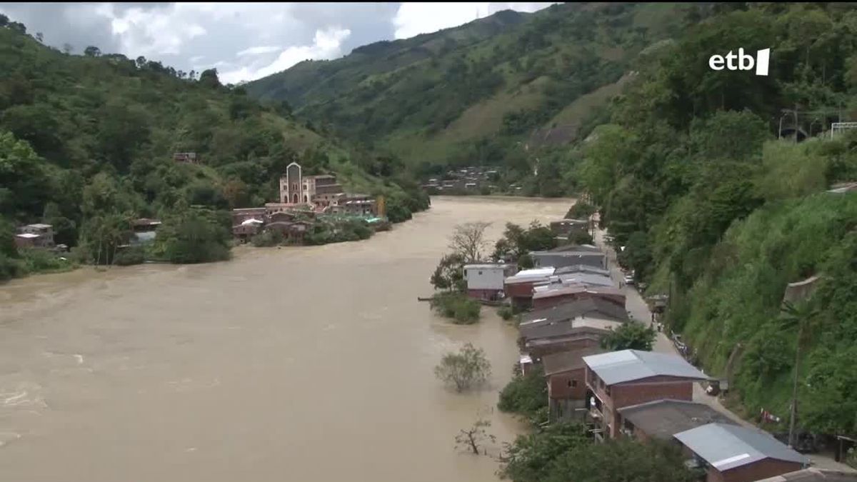 casa situadas en las orillas del rio, cerca de la represa. Imagen extraída de un vídeo de EITB. 